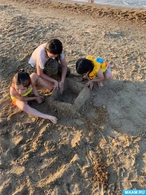 Семейные мгновения: мамы с детьми на пляже