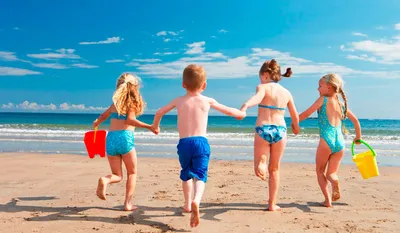 Летние веселья: мамы и дети на пляже