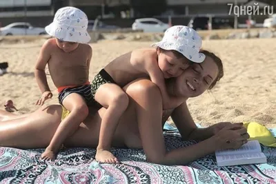 Летние моменты: мамы и дети на пляже