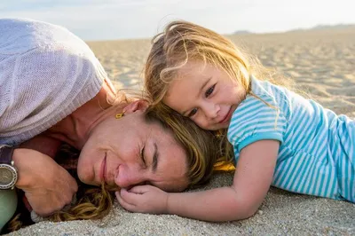 Фотографии мамы с детьми на пляже в Full HD