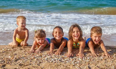 2024 год: фото мамы с детьми на пляже