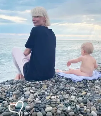 Изображения мамы с детьми на пляже в формате jpg