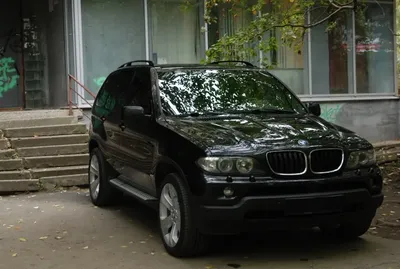 Снимок BMW X5 с перила в фоне для обоев