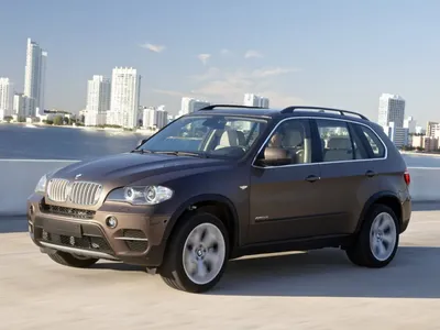 Фотография BMW X5 на заднем плане городских небоскребов