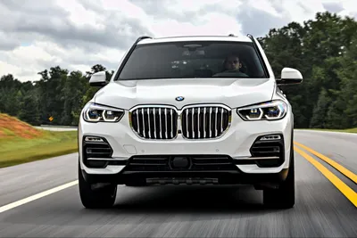 Снимок BMW X5 на фоне восходящего солнца