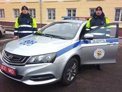 Уникальное изображение полицейского автомобиля на дороге