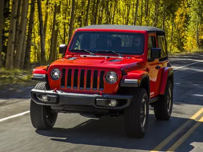 Фотография машины jeep в горной местности