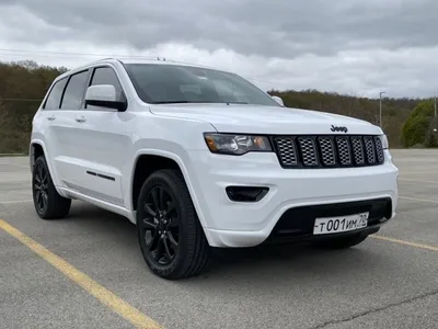 Картинка машины jeep на заднем плане гор