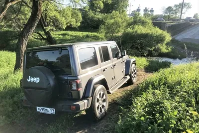 Изображение jeep с открытым окном