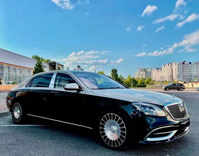 Оригинальное фото Maybach с эмблемой бренда