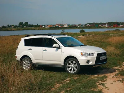 Изображение Mitsubishi Outlander в движении