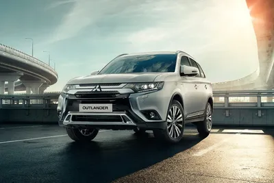 Фото Mitsubishi Outlander на фоне городского небоскреба