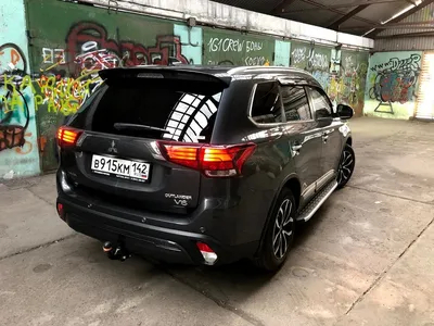 Изображение Mitsubishi Outlander с электронным дисплеем на приборной панели