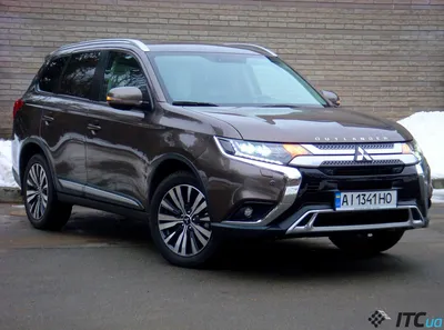 Изображение Mitsubishi Outlander в солнечный день