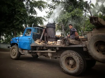 Фото Машины на дровах с возможностью покупки в дизайнерской рамке