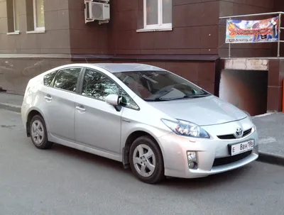 Великолепная картинка автомобиля Prius в различных цветах и ракурсах