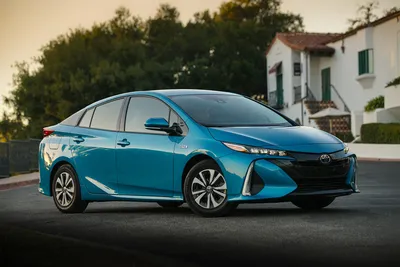 Изысканное фото автомобиля Prius для использования в веб-дизайне