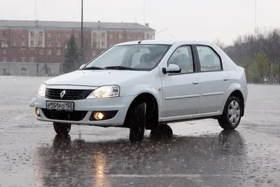 Фотка Машины Renault Logan в динамичной съемке