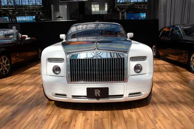 Изображение машины Rolls Royce в формате WebP с высоким качеством