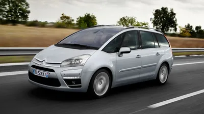 Стильная фотография Машины Citroen C4 на черном фоне