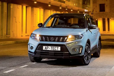 Фотография Suzuki Vitara на фоне городского пейзажа