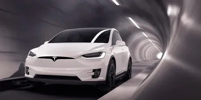 Машина Tesla с футуристическим дизайном