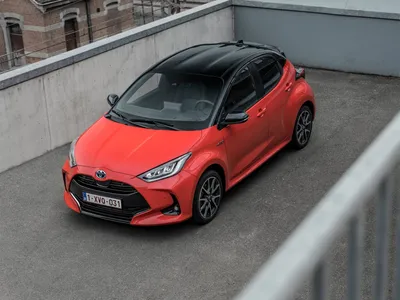 Машина Toyota Yaris: качественное фото в формате jpg, размер 1200x800