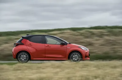 Фото Toyota Yaris: выберите формат png или webp для скачивания