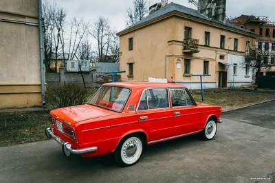 Фотка Машина тройка на фоне городского пейзажа