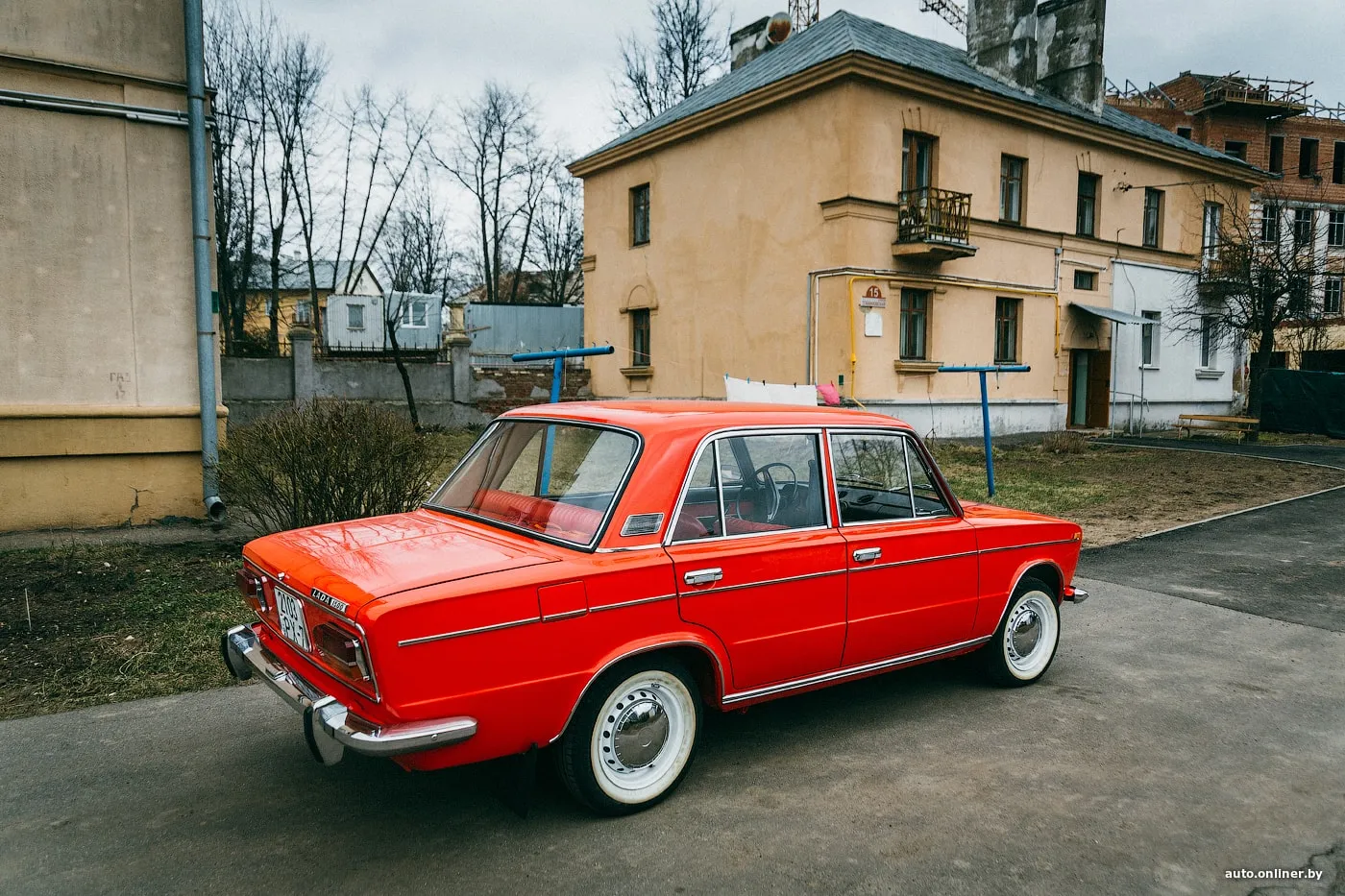 Фотка Машина тройка на фоне городского пейзажа | Машина тройка Фото №687154  скачать