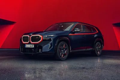 Фотография BMW X8 в ярком красном цвете