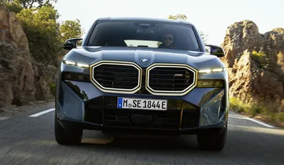 Фото BMW X8 на подъемном мосту