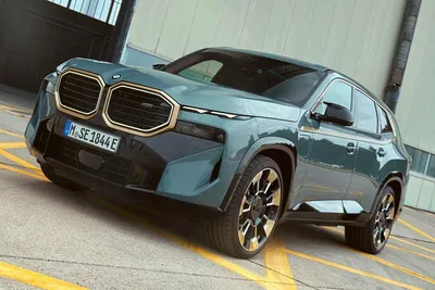 Фотография BMW X8 в стиле черно-белой