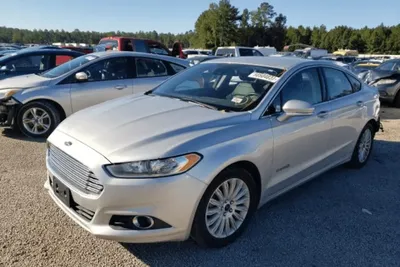 Фото автомобиля Ford Fusion сзади