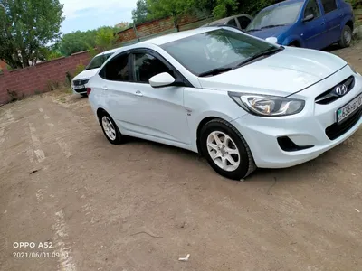 Изображение Hyundai Accent в городском окружении