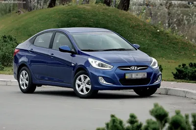 Hyundai Accent на просторах дороги - фото