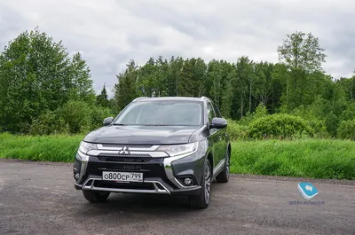 Картинка Машины Mitsubishi с разноцветными фарами