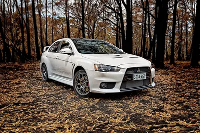 Фото Mitsubishi Lancer с интересными ракурсами