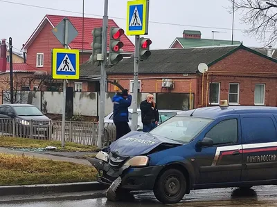 Фотография Машин Почты России с ракурсом снизу