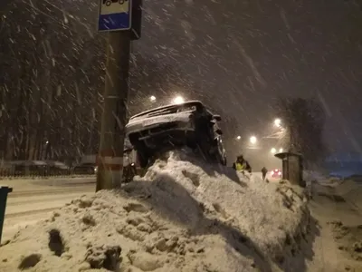 Автомобили в зимней атмосфере: качественные фото в большом разрешении