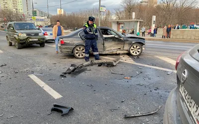 Печальная картина: изображение поврежденного автомобиля на автостраде