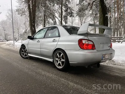 Изображения Subaru Impreza в снежные зимние дни