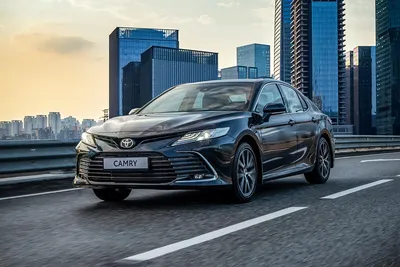 Фотография Toyota Camry с активированными фарами