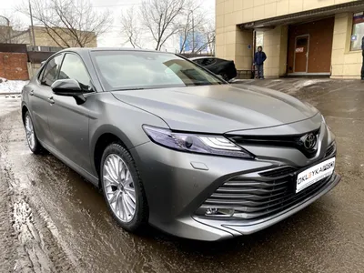 Фото Toyota Camry в студии с профессиональной подсветкой