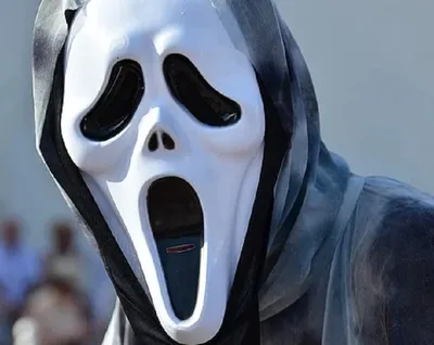Зловещая маска из культового фильма Крик на снимке