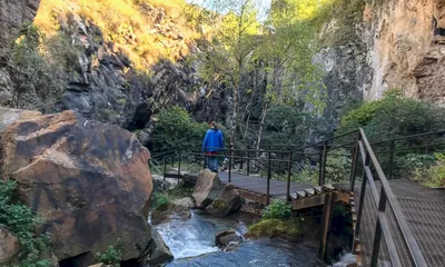 Картинка с медовыми водопадами Кисловодска на рабочий стол