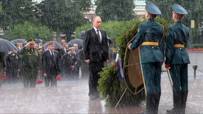 Фото на айфон: Медведев и дождь