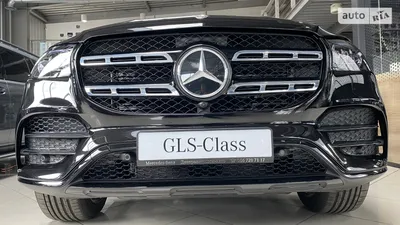 Mercedes-Benz GLS-Class 2023: фото на фоне города