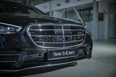 Фото Mercedes-Benz S-Class 2023 на фоне города