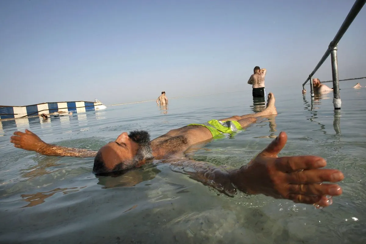 Мертвое море купание. Мертвое море люди. Мёртвое море люди купаются.